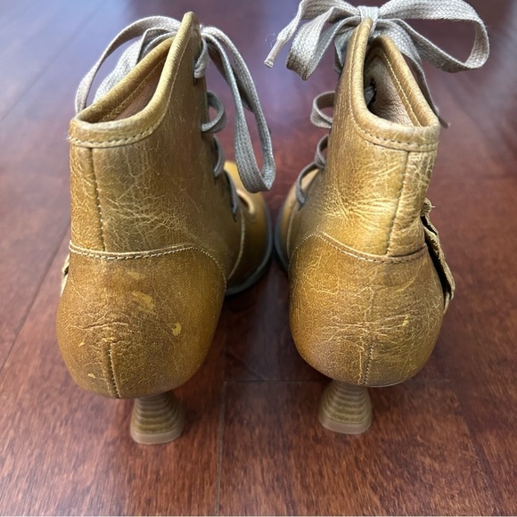 Diversity in Unity Whimsigoth Floral Applique Brown Leather Shoes, Size 8-8.5 - Picture 13 of 16